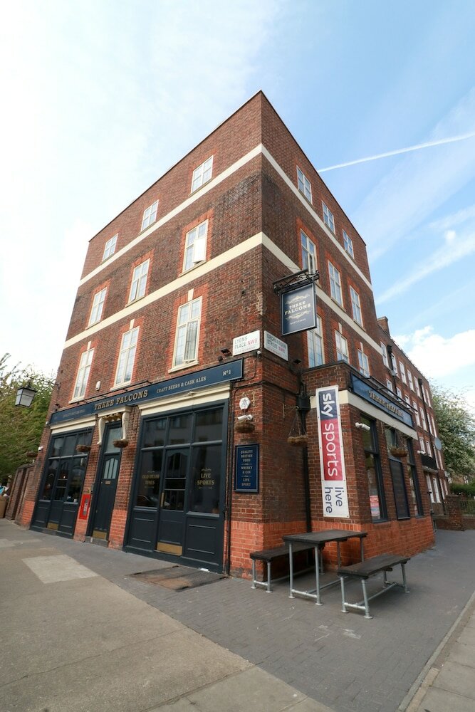 Фото Three Falcons Hotel