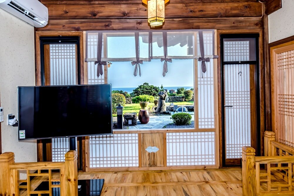 Фото Jeju Hanok Hotel Hallagung