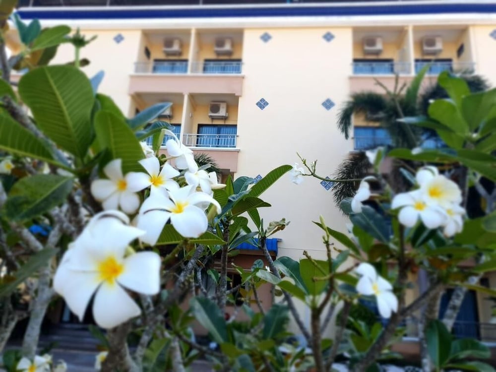 Фото Ritzy House Hotel