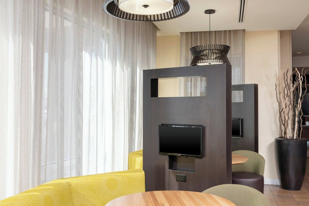 Фото Courtyard Milwaukee Airport