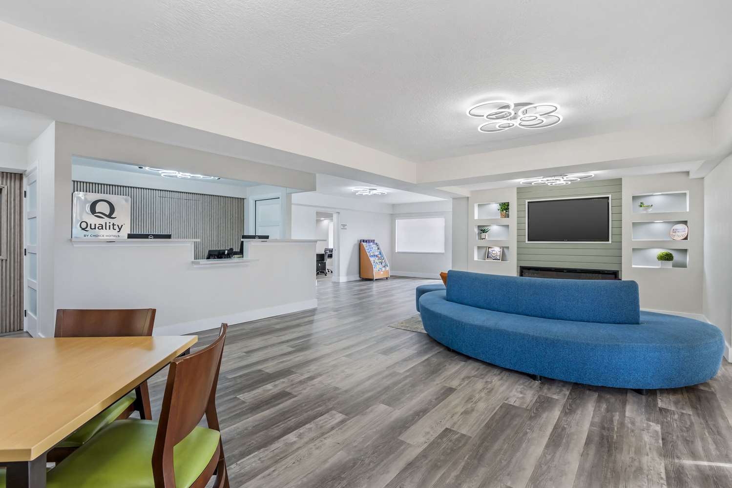 Фото Days Inn & Suites by Wyndham Orlando East Ucf Area