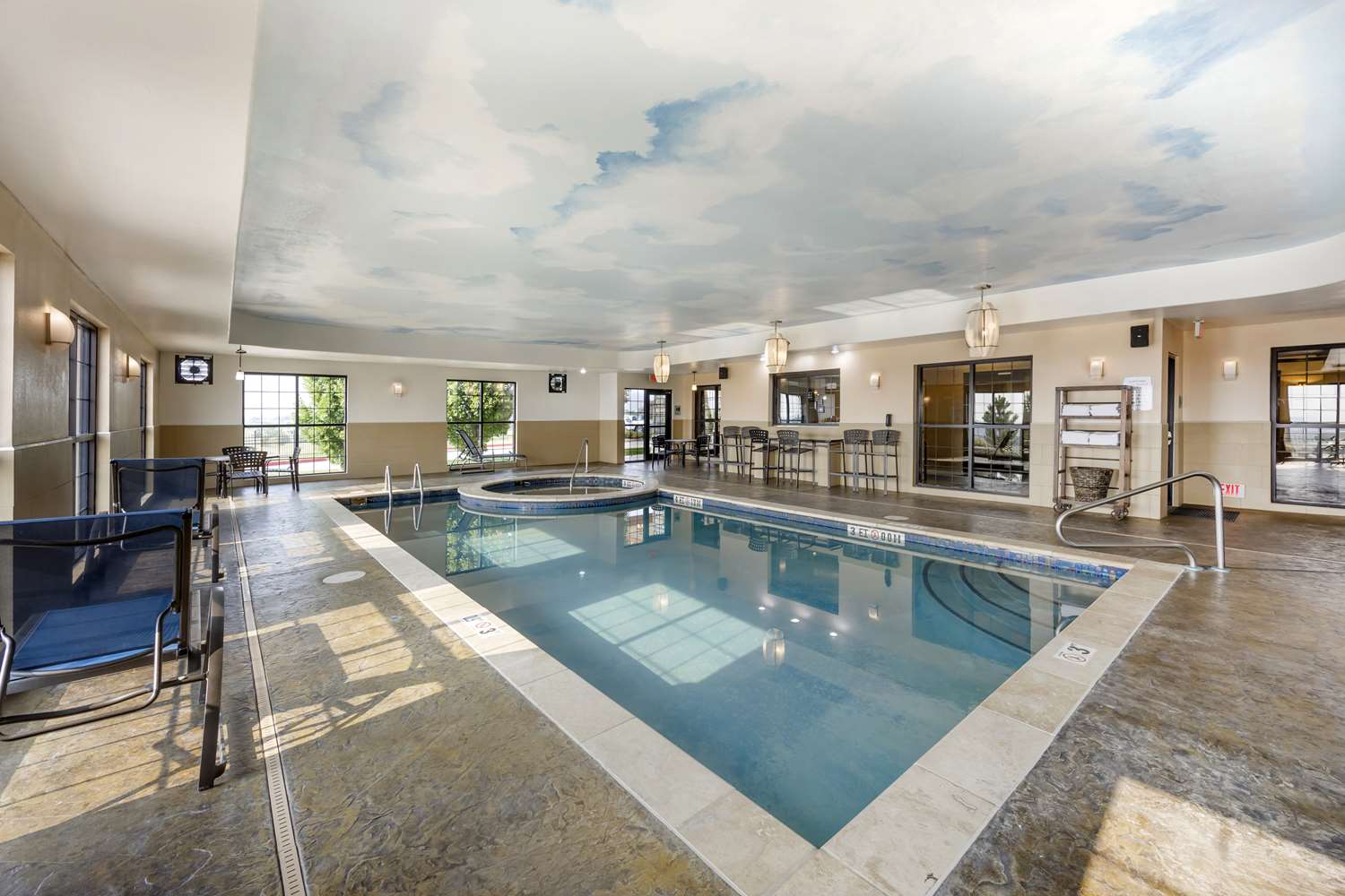 Фото Best Western Plus Emerald Inn & Suites