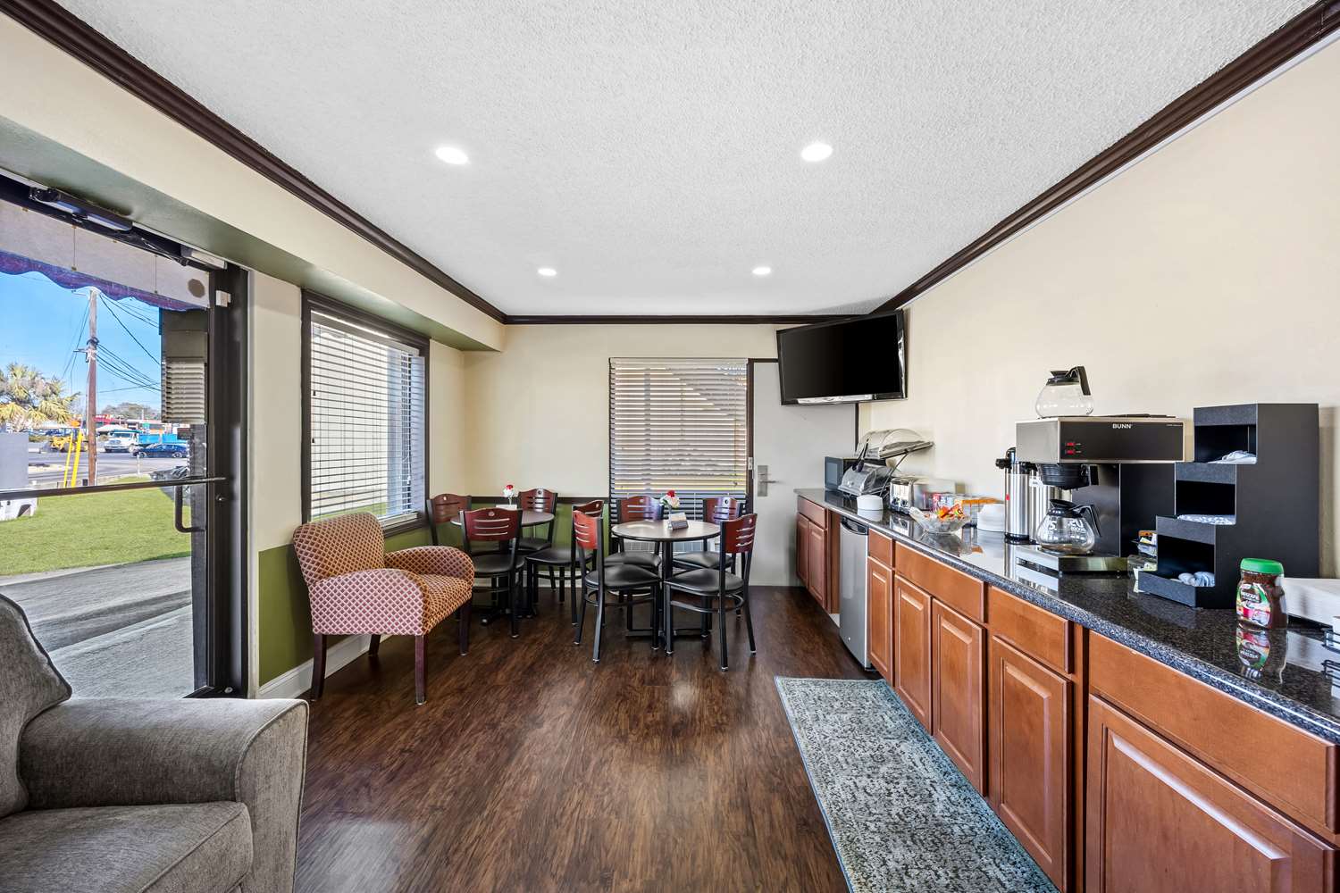 Фото Americas Best Value Inn Ft. Jackson