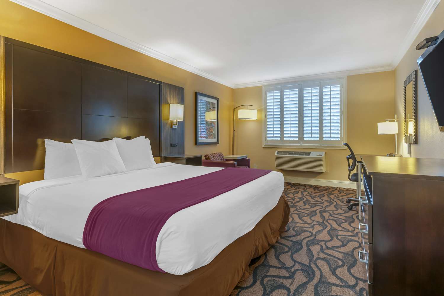 Фото Best Western Plus Airport Plaza