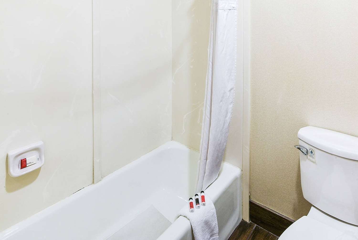 Фото Travelodge by Wyndham Commerce Los Angeles Area