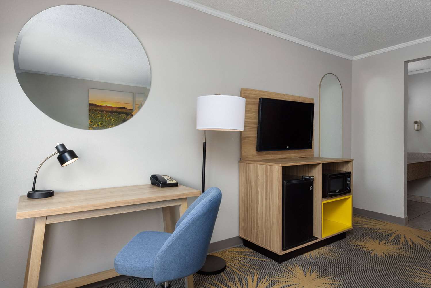 Фото Days Inn & Suites by Wyndham Kansas City South