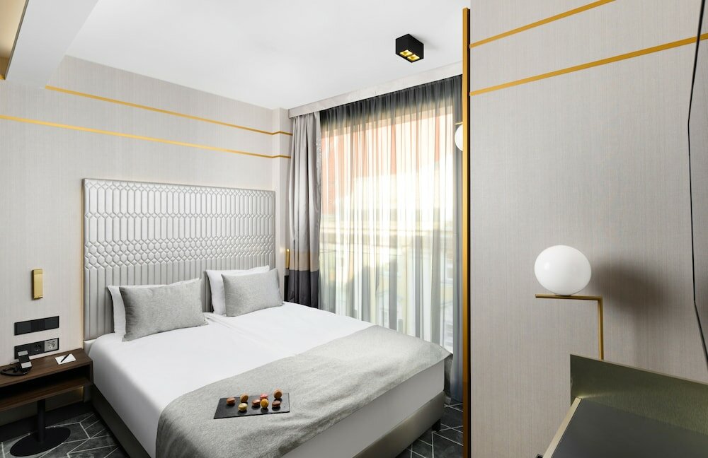 Фото Emerald Hotel & Suites 