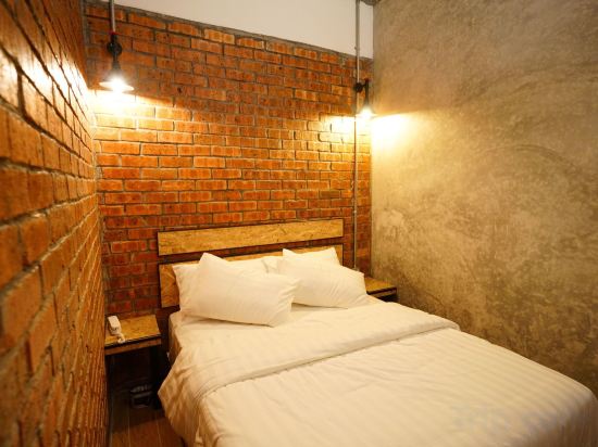 Фото Brick Box Hotel