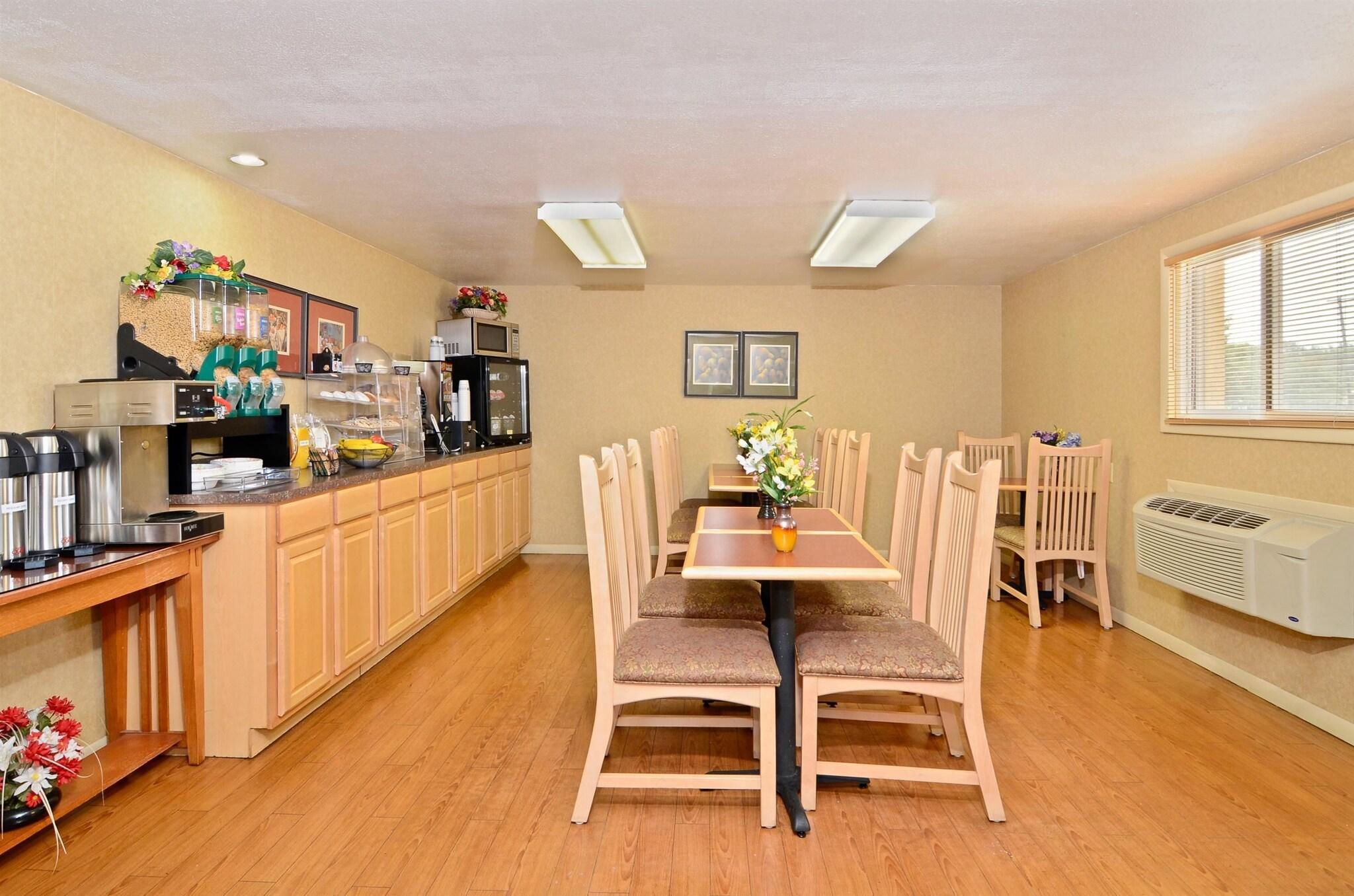 Фото Americas Best Value Inn Iola