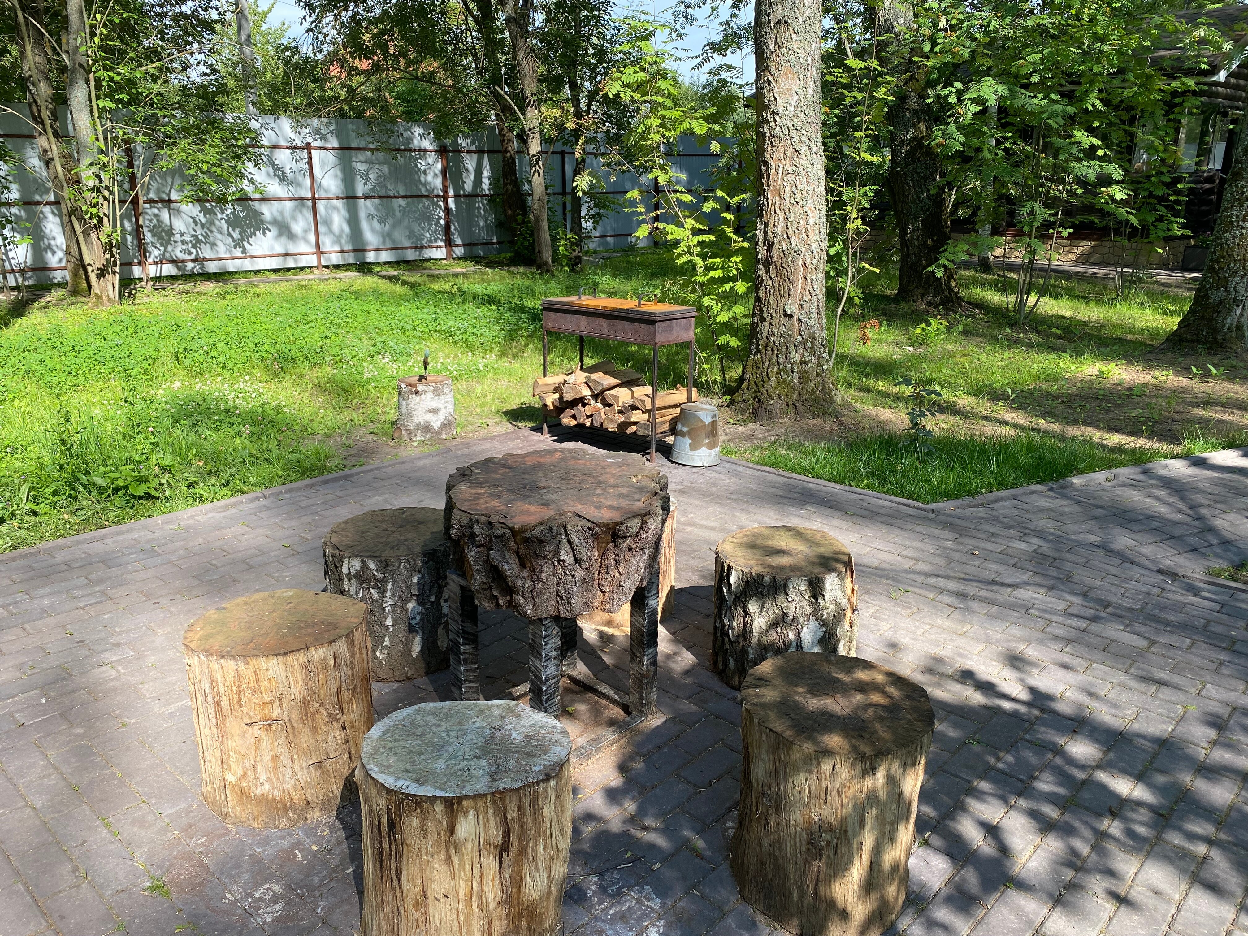 Фото Уютный домик в лесу у пруда