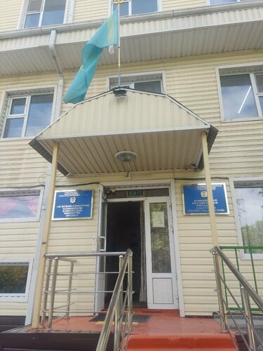 Жасыл Eclipse көлігінің жанында сүйісіп тұрған екі қыз.