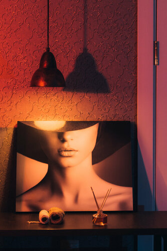 Ол көпшілік алдында терезенің жанында мастурбация жасайды.