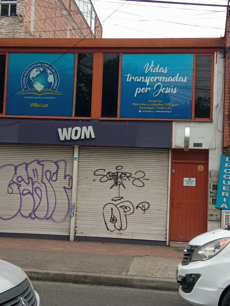 Mobile phone store Wom, Bogota, photo