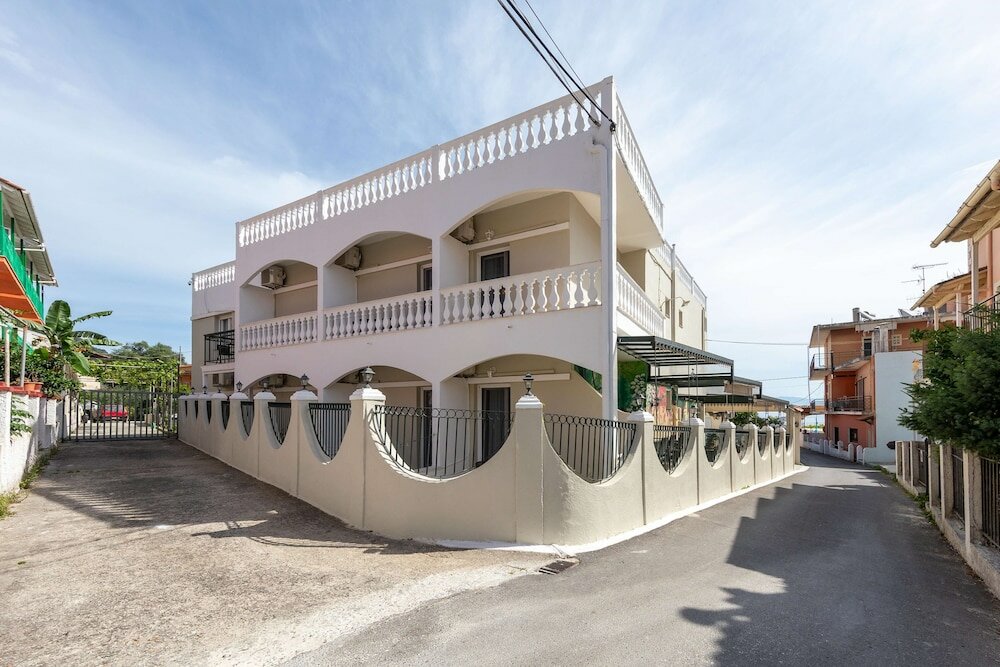 Фото Bella Vista Beach Hotel and Studios