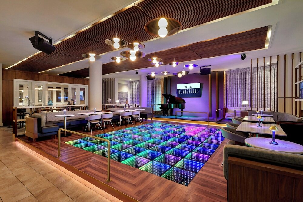 Фото Courtyard by Marriott Calgary South