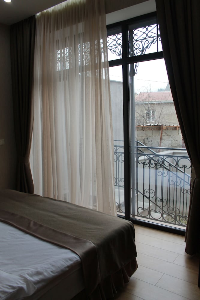 Фото Metekhi Line