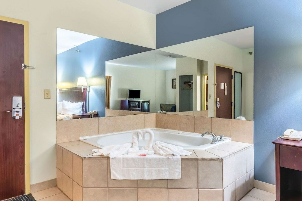 Фото Econo Lodge Inn & Suites Pritchard Road North Little Rock