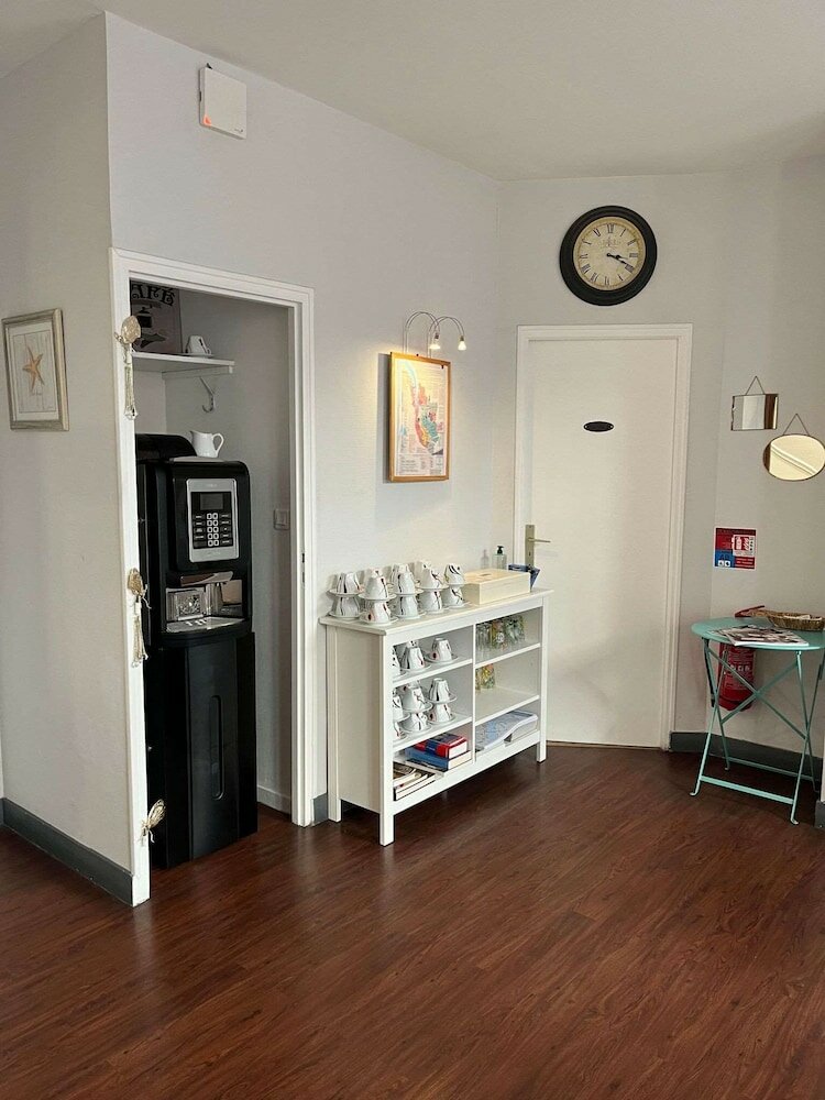 Фото Brit Hotel Des Grands Hommes Bordeaux Centre