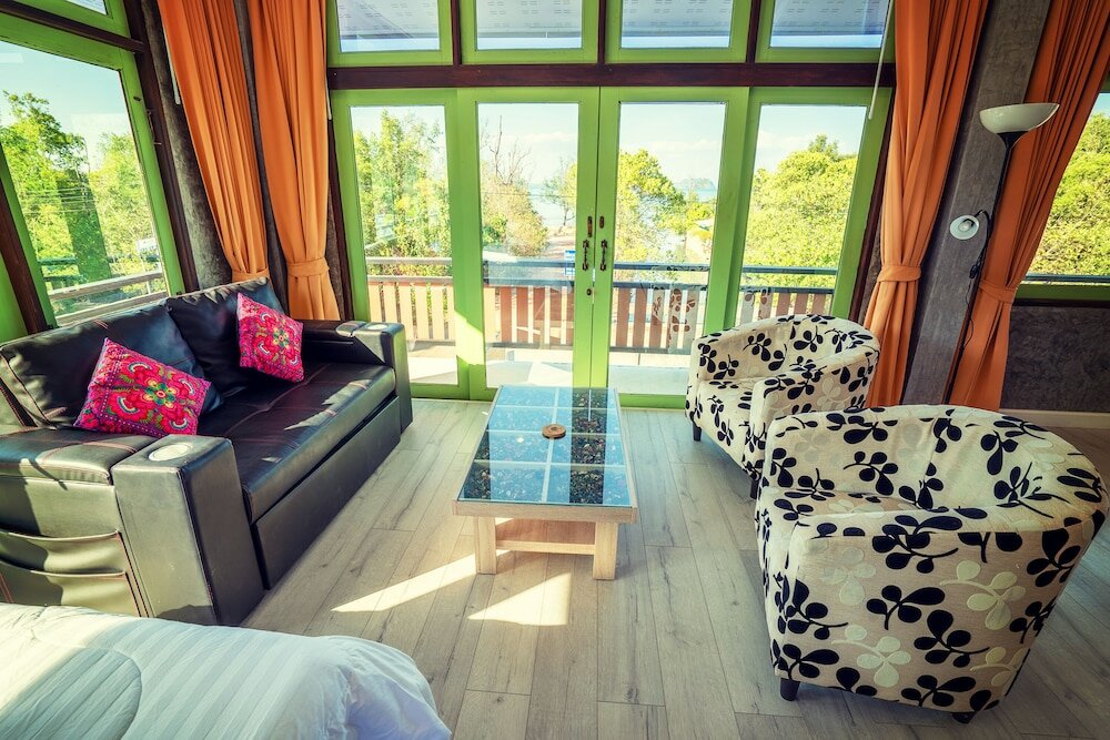 Фото Tonmai Suites