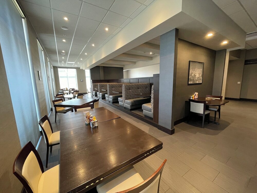 Фото Holiday Inn & Suites Farmington Hills - Detroit Nw