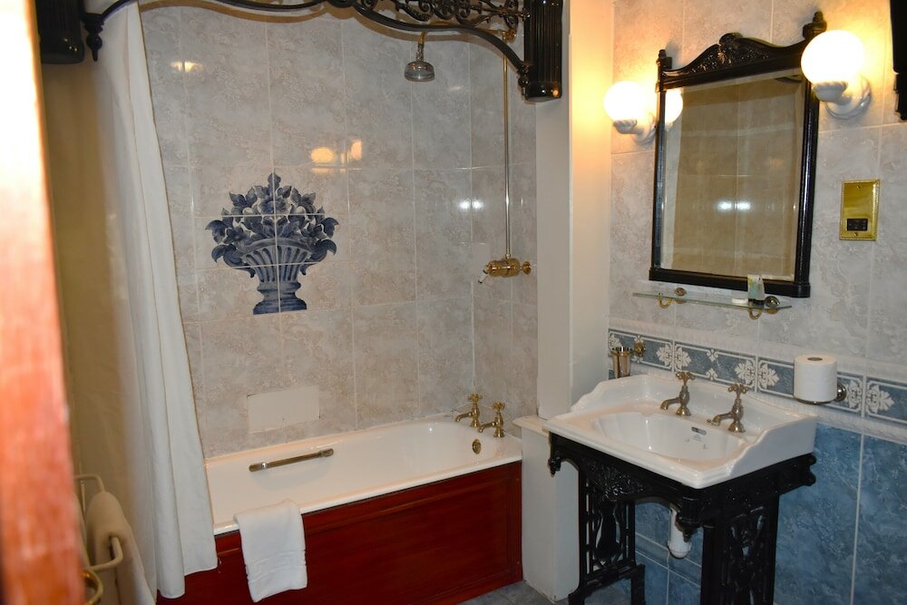 Фото Donington Manor Hotel