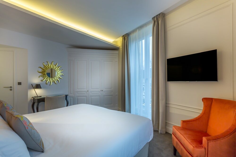 Фото La Comtesse