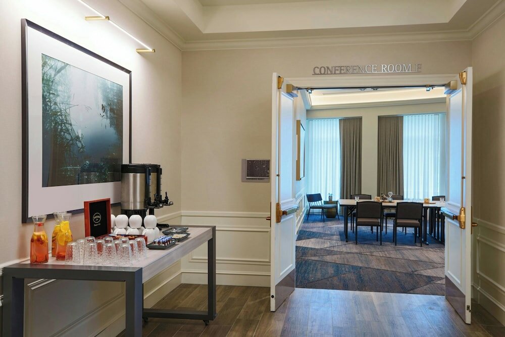 Фото Renaissance Meadowlands Hotel