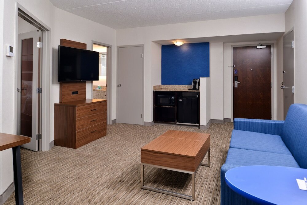 Фото Holiday Inn Express & Suites Buffalo Downtown - Medical Ctr, an Ihg Hotel