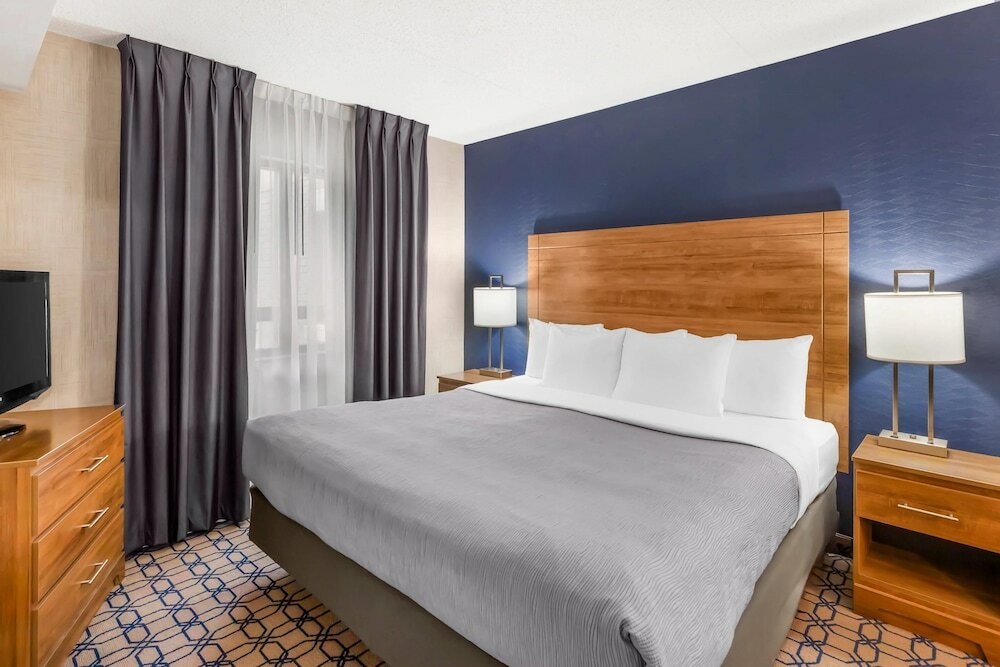 Фото Quality Suites Whitby