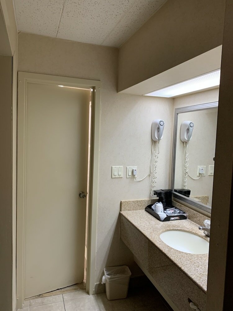 Фото Ramada by Wyndham Rockville Centre