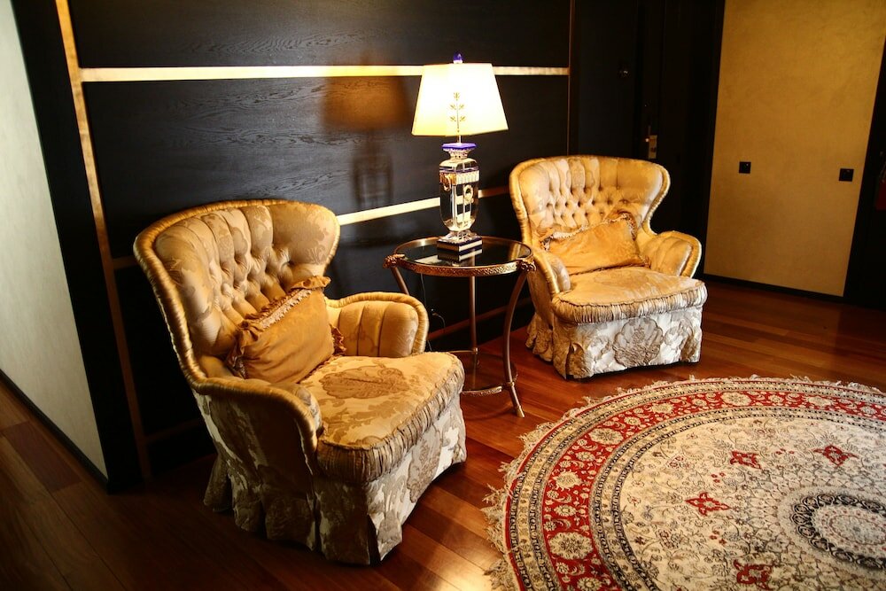 Фото Royal Square Hotel & Suites