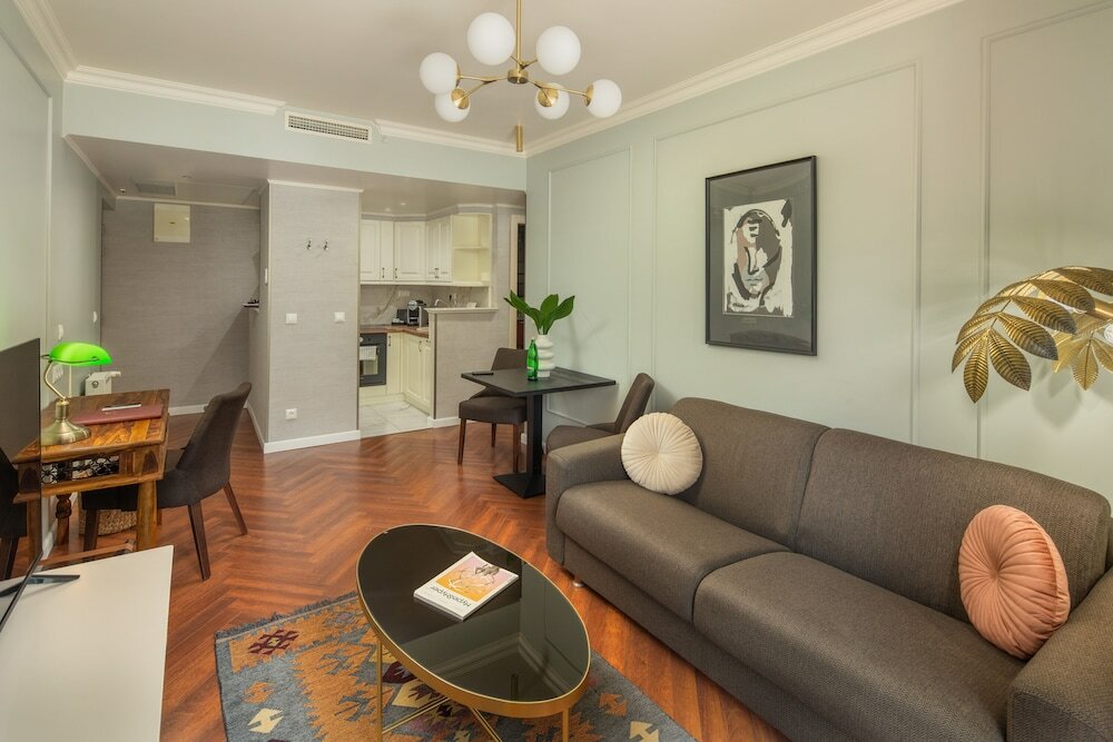 Фото Queen's Court Hotel & Residence