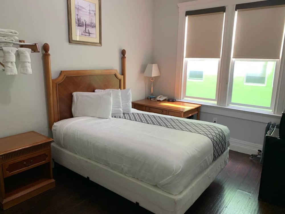 Фото Warfield Hotel