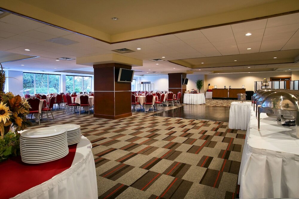 Фото Four Points by Sheraton Victoria Gateway