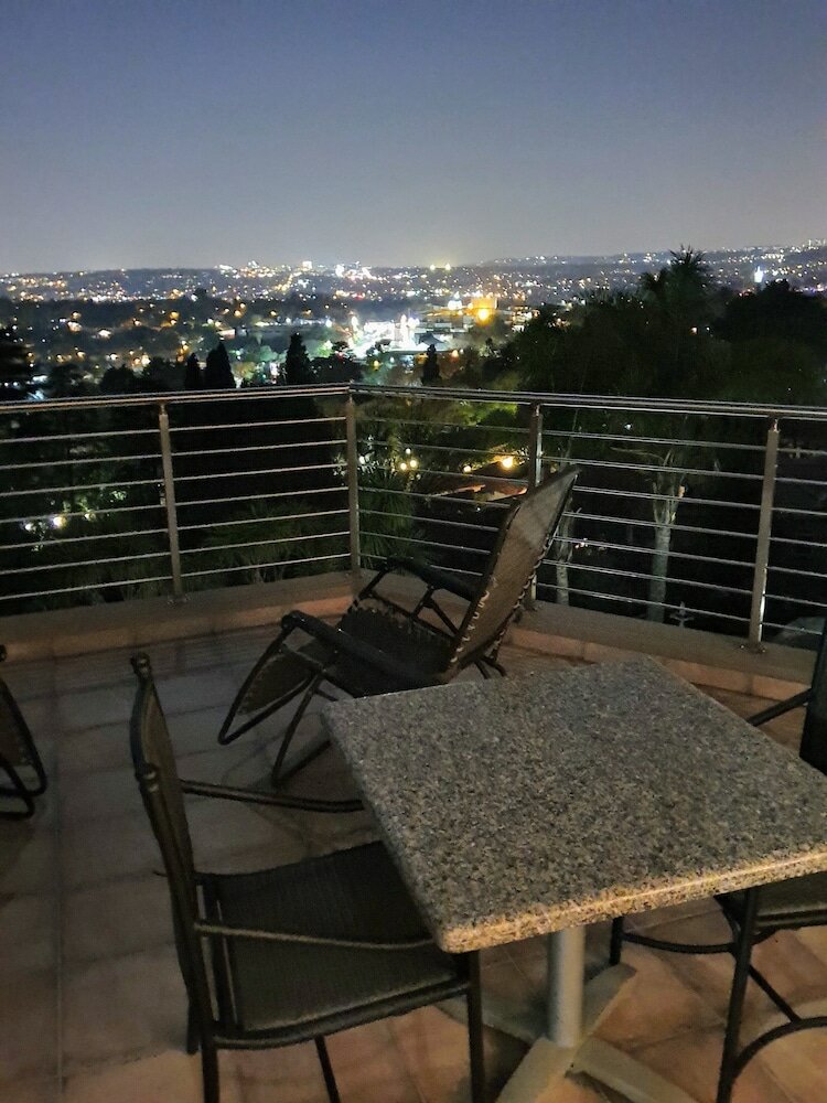 Фото Over The Moon Guesthouse