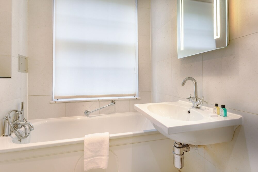 Фото Tophams Hotel