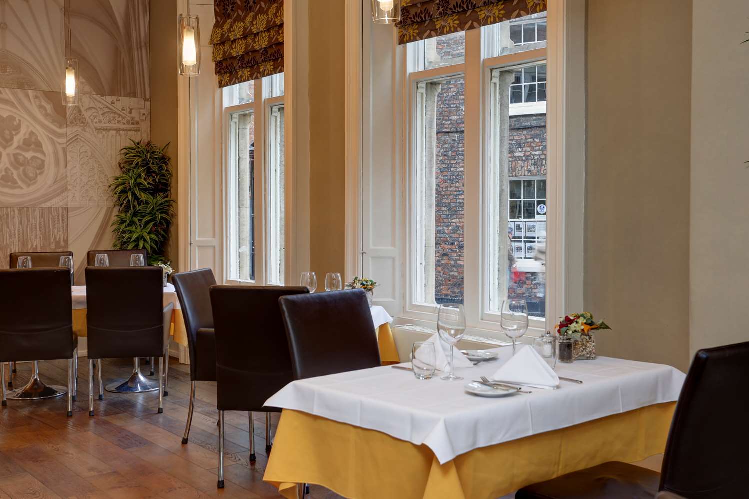 Фото  Dean Court