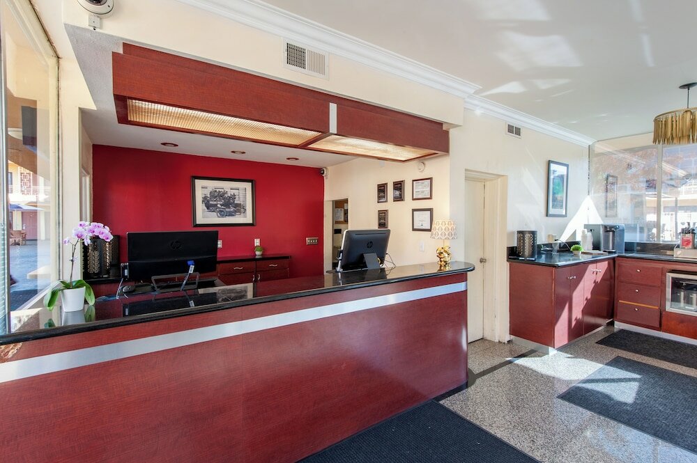 Фото Studio City Court Yard Hotel