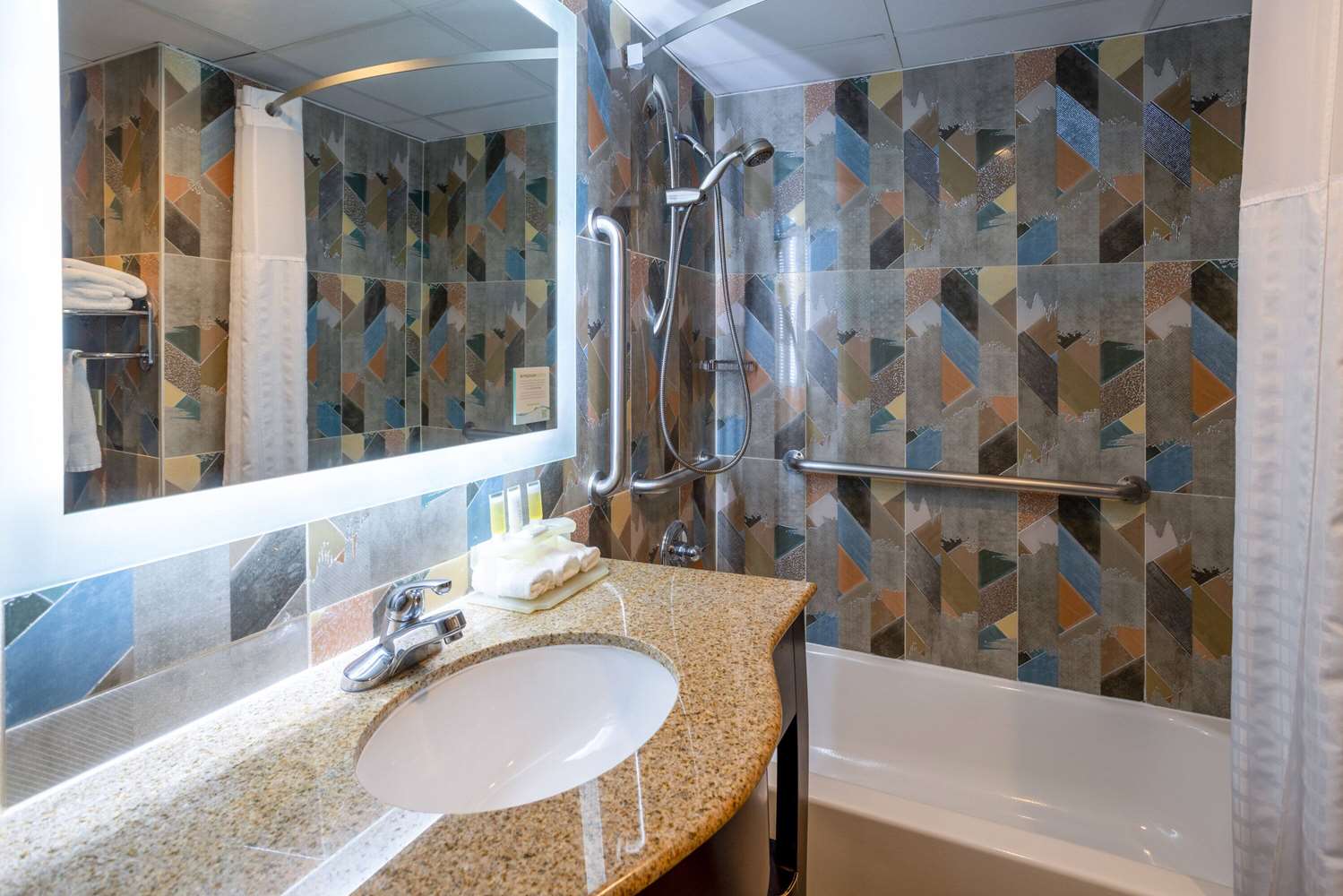 Фото Days Hotel by Wyndham North Bergen Nyc Area