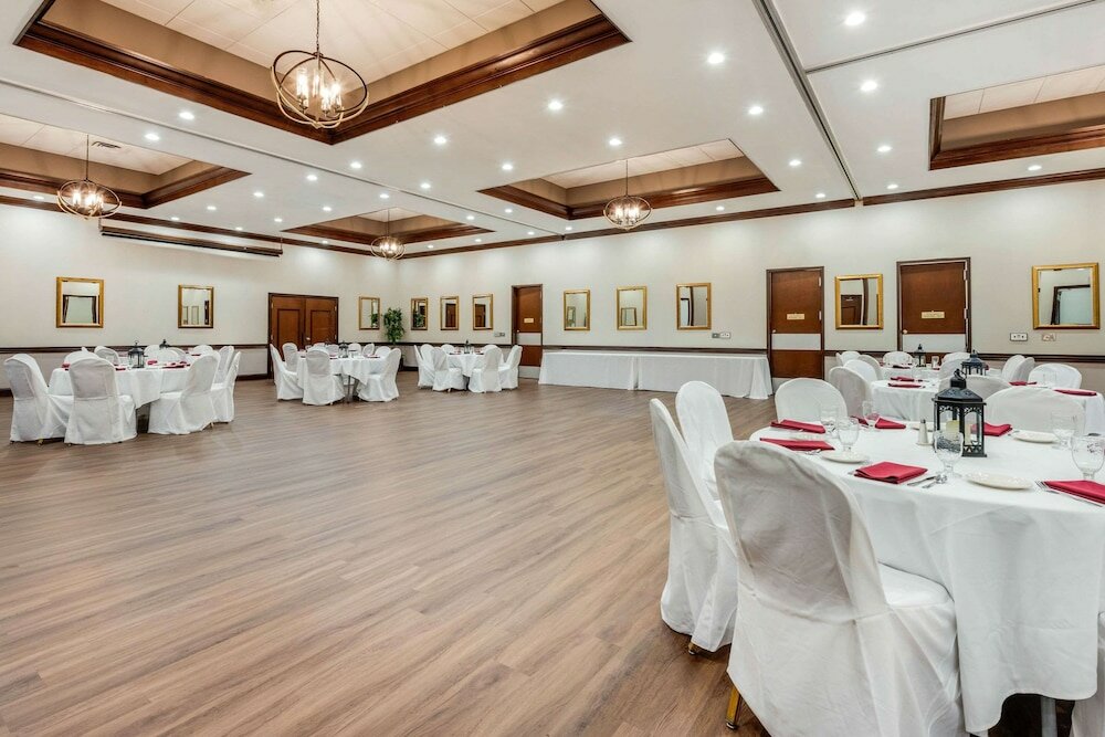 Фото Clarion Hotel Conference Center on Lake Erie