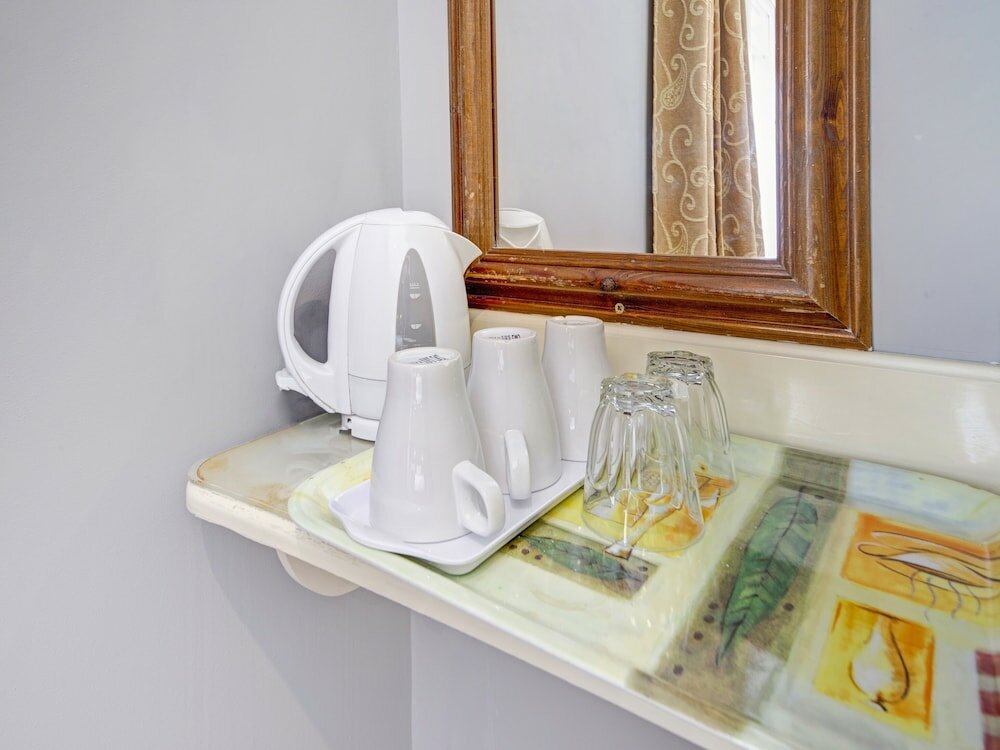 Фото Oyo Bostons Manor Hotel