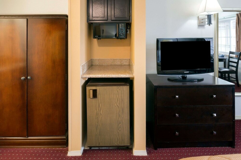 Фото Days Inn by Wyndham Newport Or