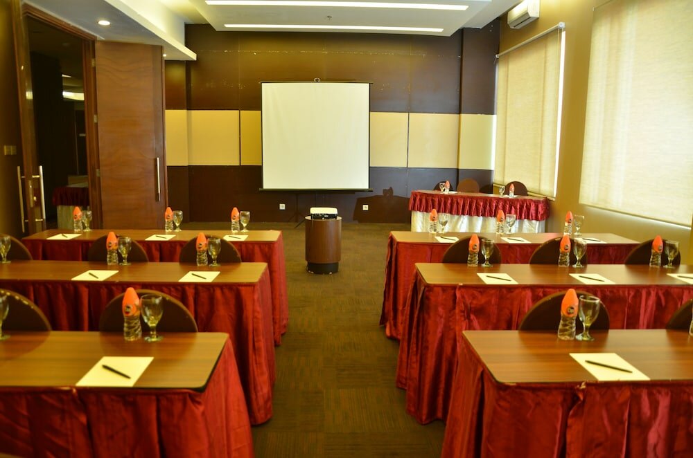 Фото Grand Cakra Hotel