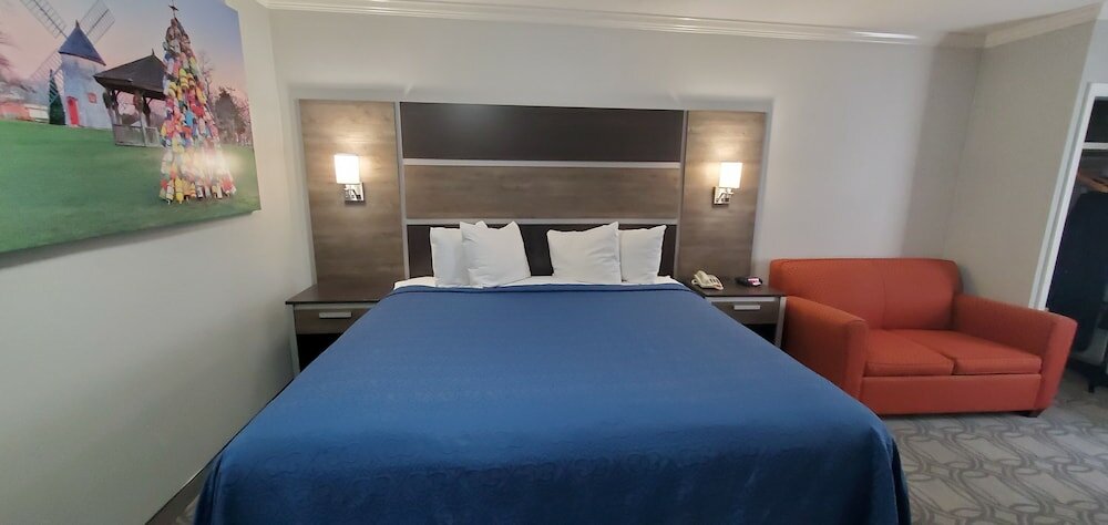 Фото Ambassador Inn & Suites