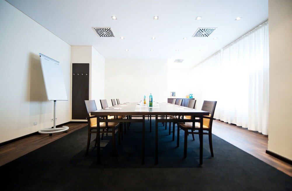 Фото Bristol Hotel Frankfurt