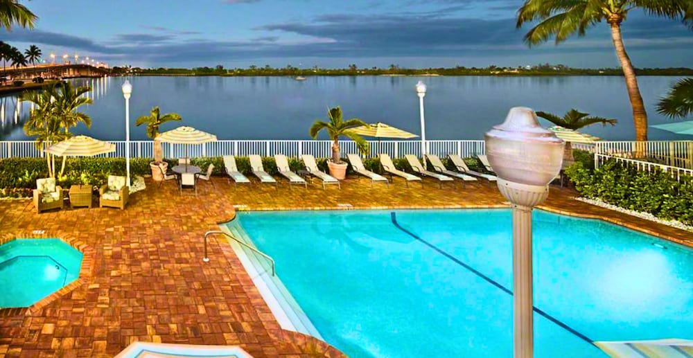 Фото Fairfield Inn And Suites by Marriott Palm Beach