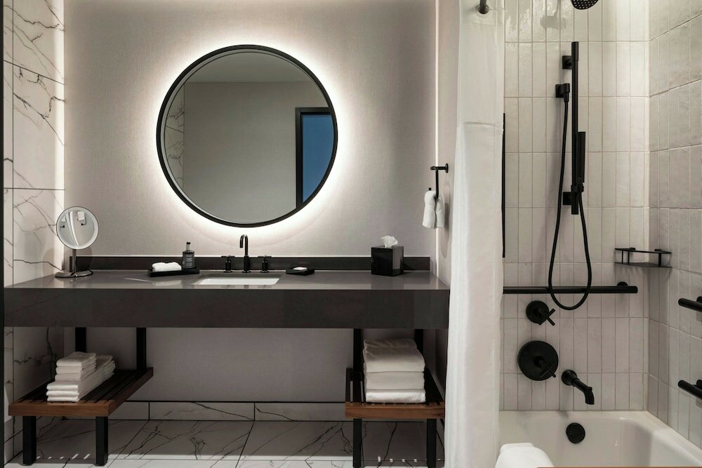 Фото The Trade, Autograph Collection