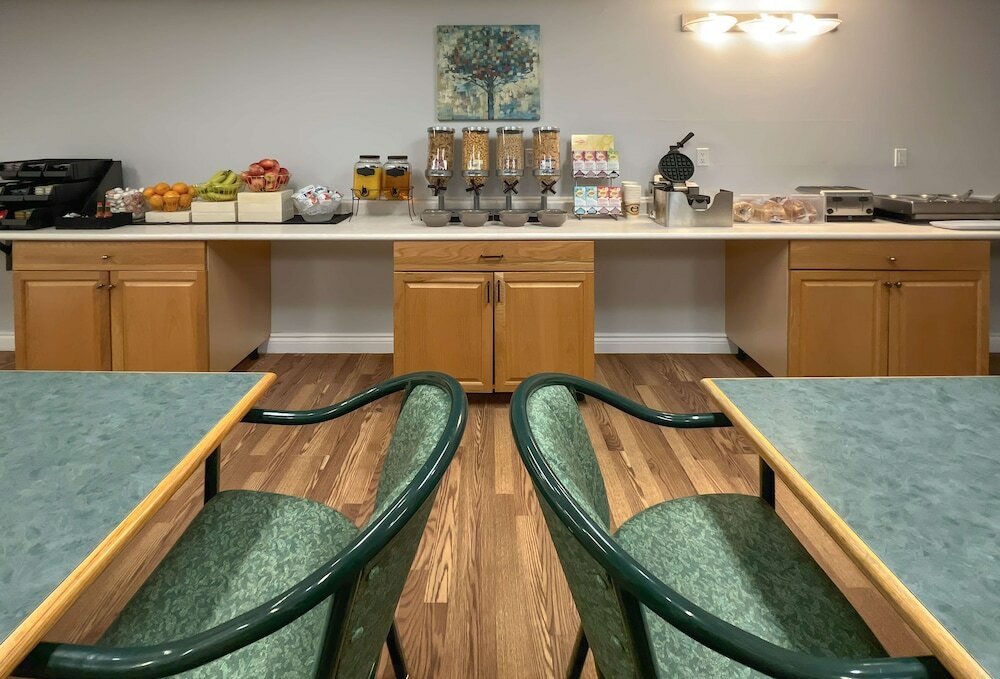 Фото Econo Lodge & Suites Hinton