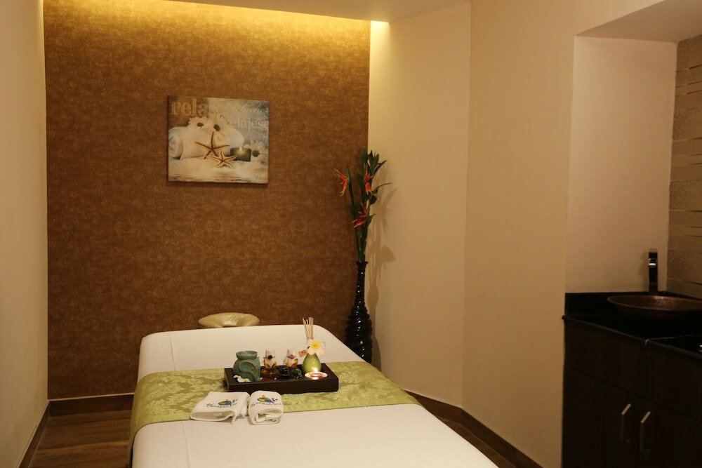 Фото M Crown Hotel