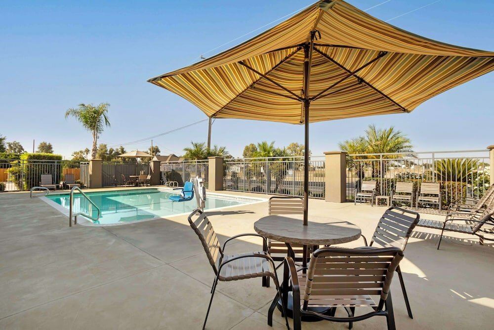 Фото Best Western Exeter Inn & Suites